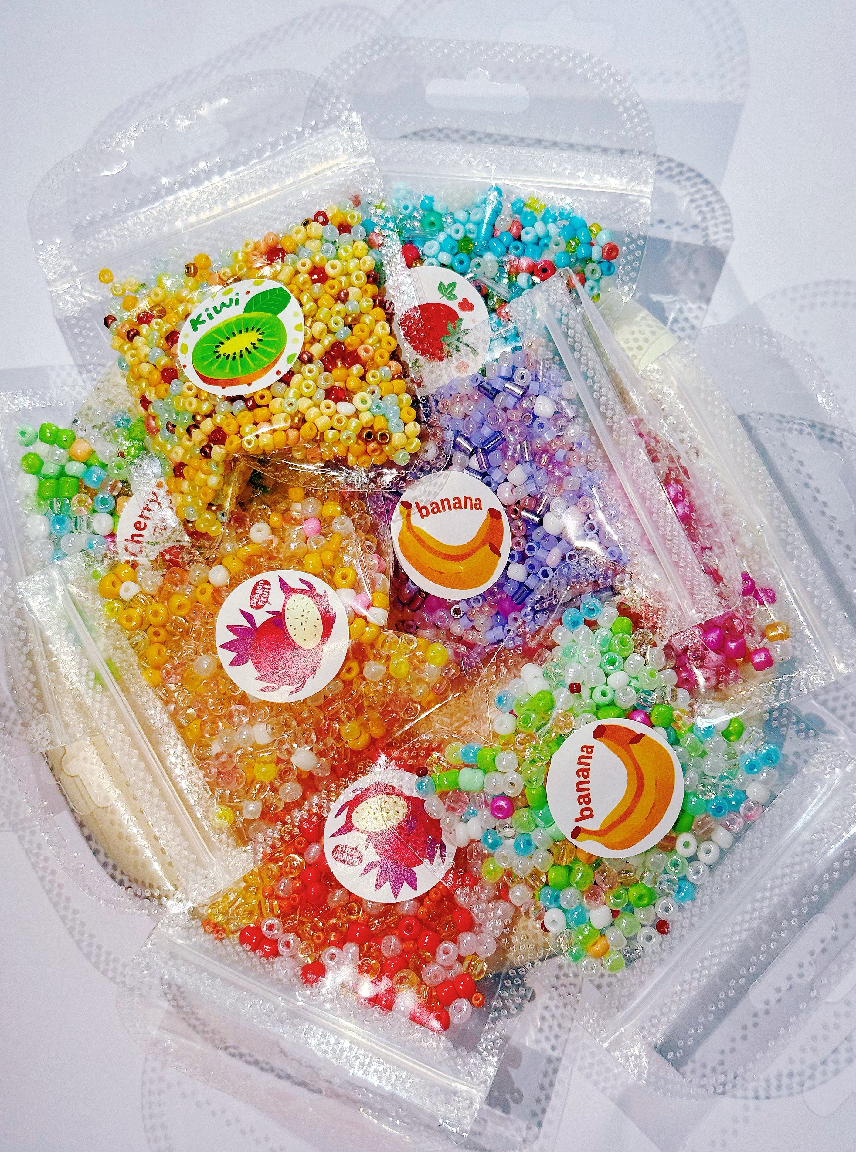 Match the little millet beads, two packs that are the same can add one more pack. Colorful millet beads can be used to make colorful bracelets and phone charms.