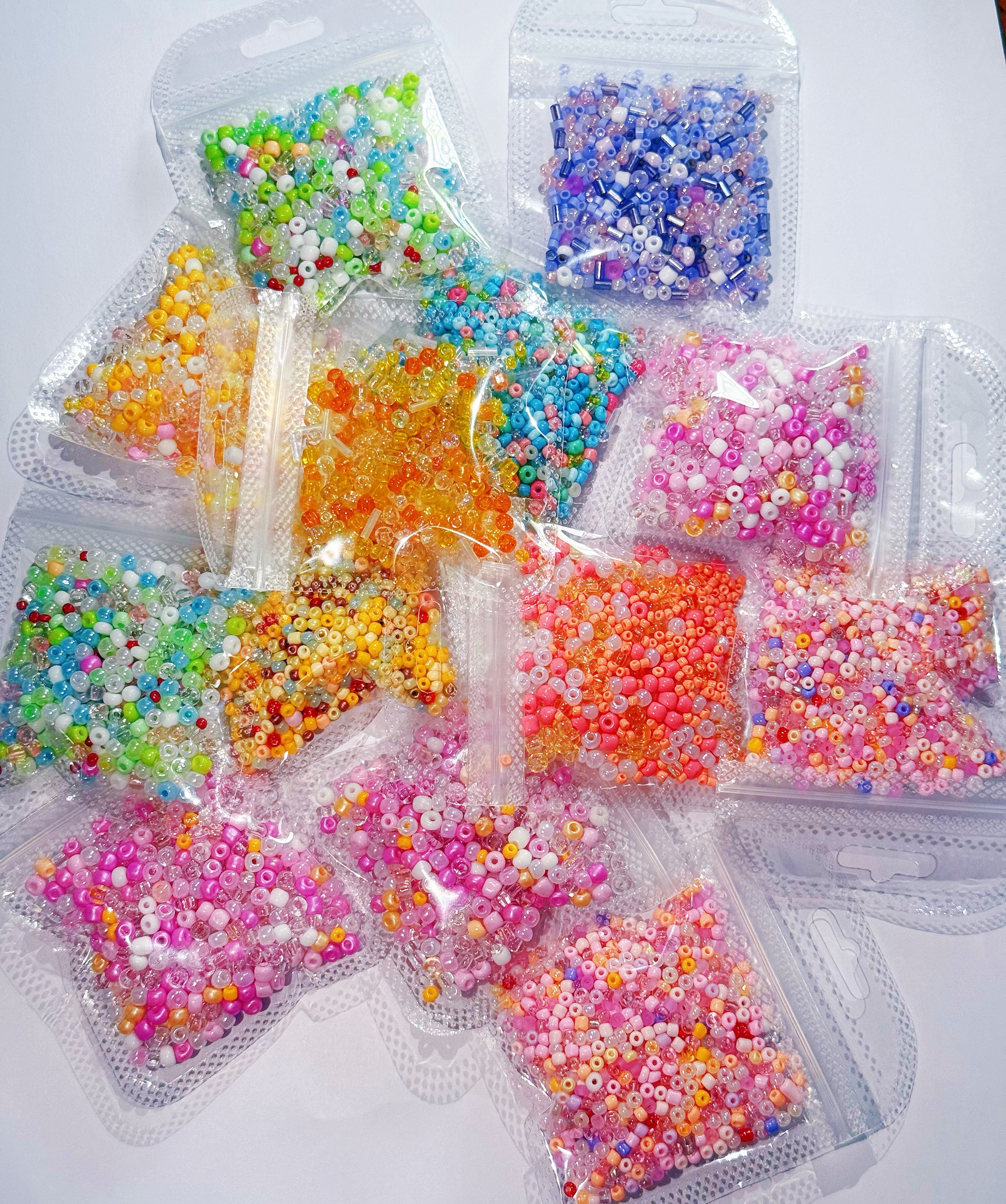 Match the little millet beads, two packs that are the same can add one more pack. Colorful millet beads can be used to make colorful bracelets and phone charms.
